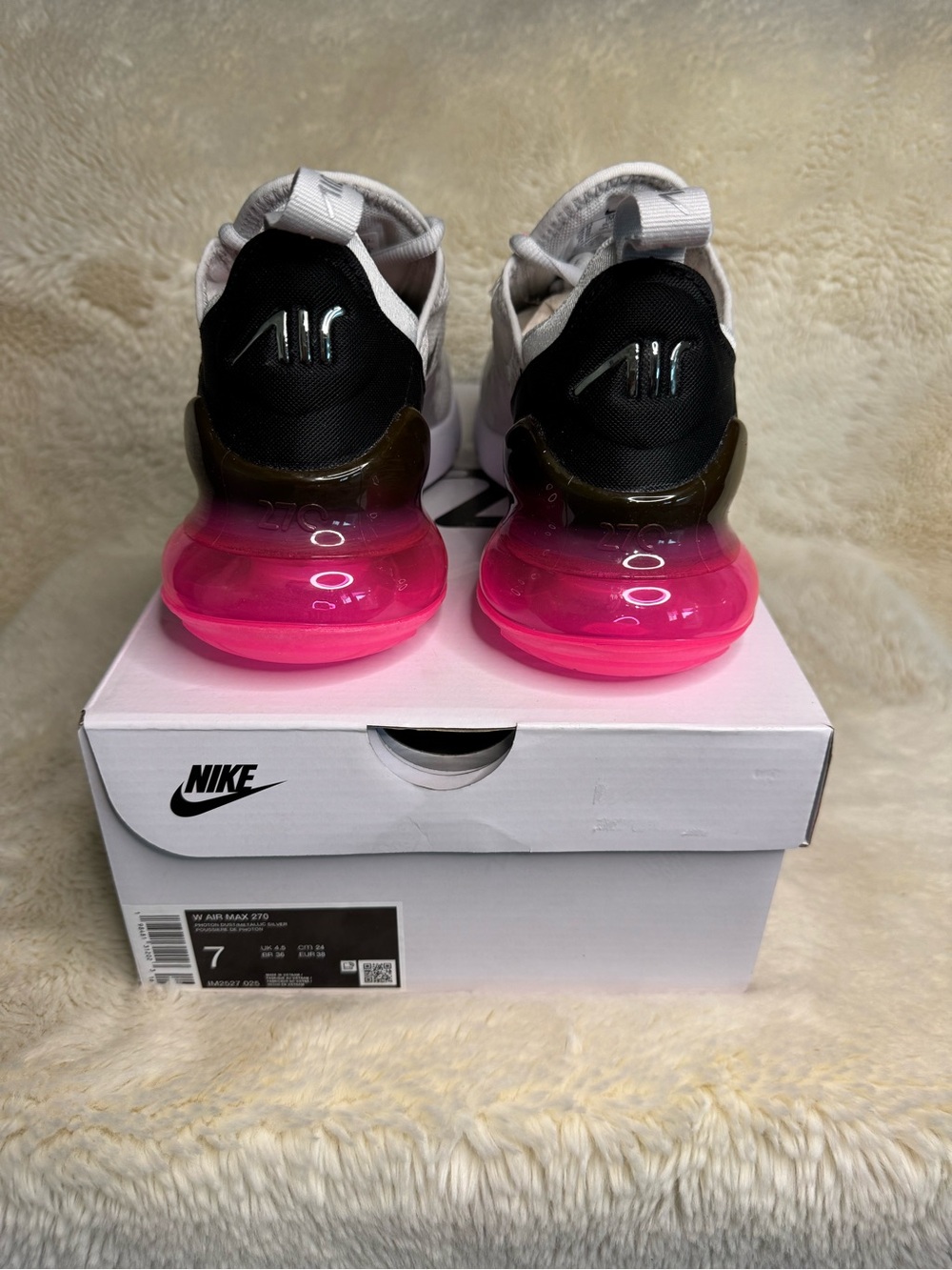 New in box- Nike Women’s Air Max 270 - Light Gray, Black & Hot Pink - Picture 4 of 6
